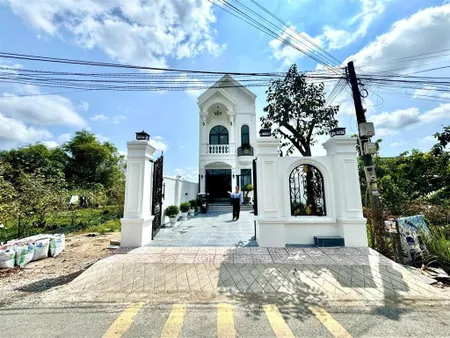 Nhà phố sân vườn tân cổ điển hơn 180m²