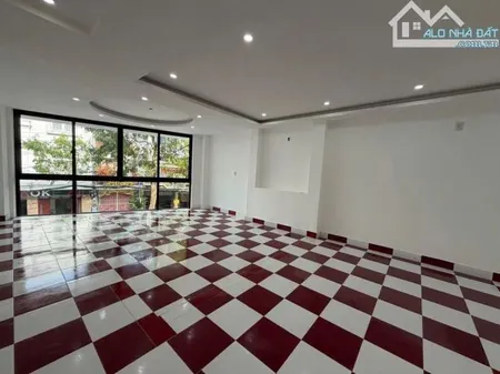 Cho thuê khách sạn 5 lầu có thang máy 12 phòng mặt tiền đường lớn giá 30 triệu