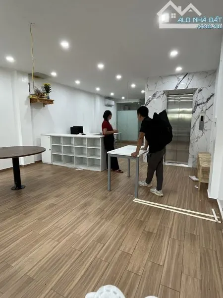 Cho thuê văn phòng Làng Việt Kiều Châu Âu, dt 60 m2/tầng, sàn thông giá 8 tr/tháng