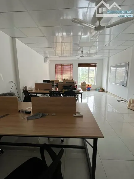 Cho thuê văn phòng 60 m2 tại Khuất Duy Tiến, sàn thông giá chỉ 9.5 tr/tháng
