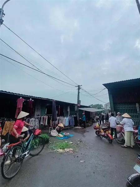 Cho thuê nhà c4 mặt sau chợ quảng oai tây đằng, mặt chợ kinh doanh mọi mặt hàng, 25m2, 700 nghìn/th