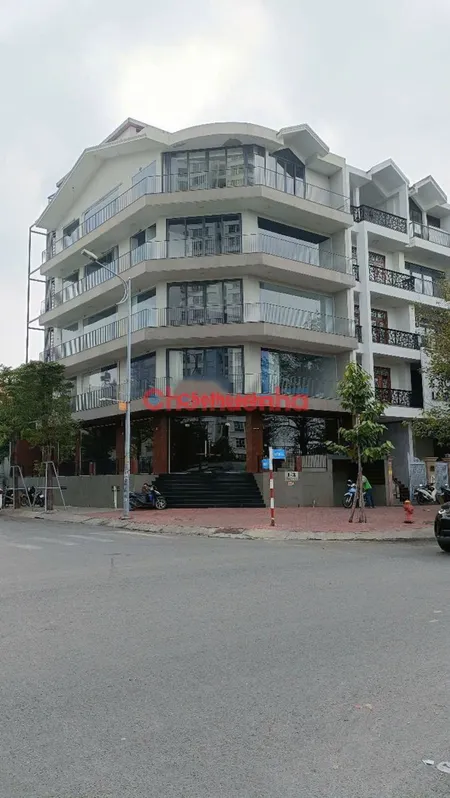 CHO THUÊ NHÀ GÓC 2 MẶT TIỀN KHU VIP HIM LAM, QUẬN 7 – HƠN 900M² SÀN – HẦM, THANG MÁY