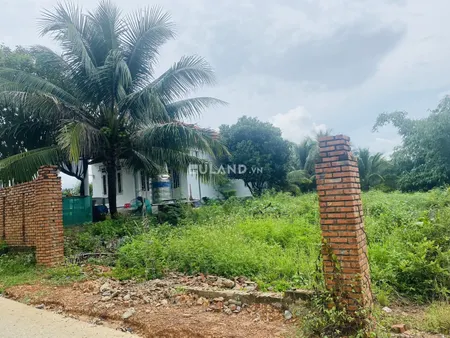 8x40 giá 900 thương lường đất 2 mặt tiền 372