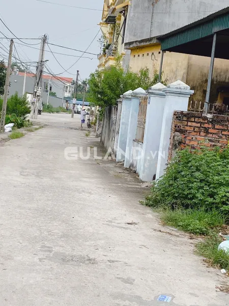 Một siêu phẩm . Vị trí đẹp. Đất vuông vắn. Nằm cạnh trục thông vin. Full tiện ích. Giá cắt lỗ