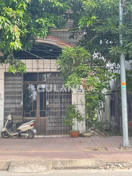 Gia đình chuyển xuống hạ long sinh sống. Cần nhượng lại mảnh đất. Tặng ngoii nhà mặt phố vẫn sử dụng vừa để ở vừa kinh doanh được luôn. Giá rẻ hơn tt 300tr.