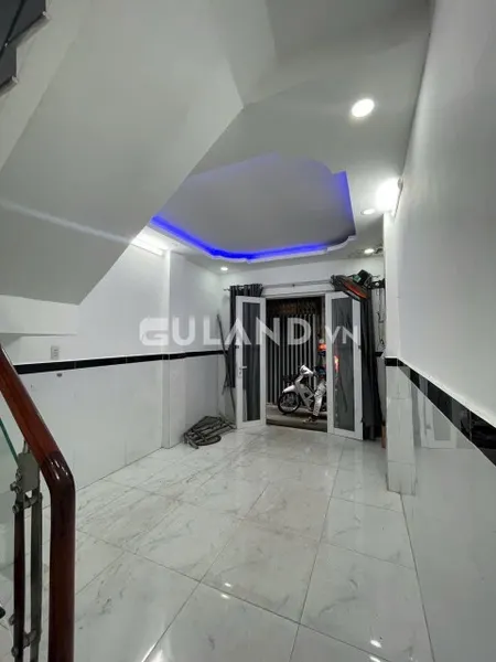 Nhà vị trí đắc địa trung tâm thành phố giáp đường 3/2 và Nguyễn Tri Phương. Quận Q10, Giá 3tỷ1- 30m2 gần chợ .trường học. bệnh viện . Liên hệ: 0393578615 ( Như Ý)