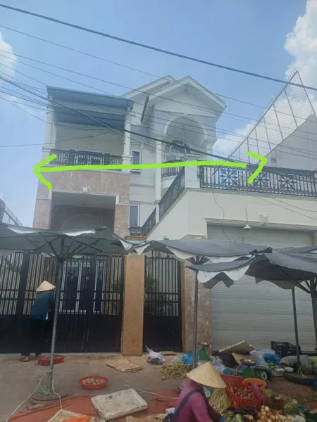 Bán nhà mt chợ  Long Phước :  Ngang : 9 x 27 giá rẻ. Chia được ra 2 căn