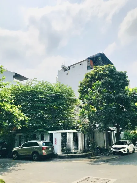 Đất 2 Mt Đường Nguyễn Bá Huân .p Thảo Điền Q2 : ngang : 11 x 15 vuông vức