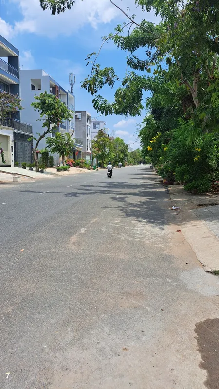 Bán nhà 3 lầu đường 20m q7 giá 13,9 tyr