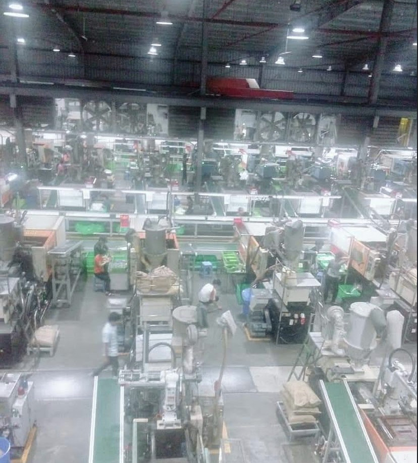 Một xưởng sản xuất đang hoạt động tại khu công nghiệp Hoà Xá