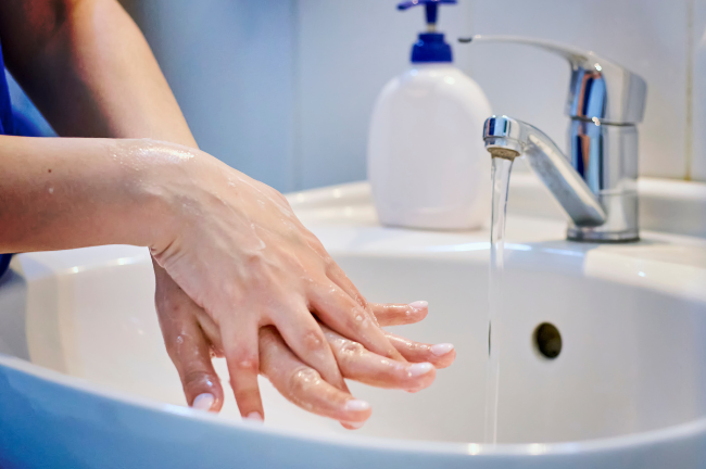 Sai lầm khi sử dụng làm giảm tác dụng của sữa rửa mặt Không rửa tay trước khi rửa mặt