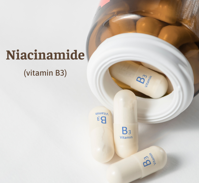  Niacinamide là một dẫn xuất của vitamin B3, thường xuất hiện trong thực phẩm và có nhiều cách khác nhau để đưa chúng vào cơ thể như ăn uống hoặc thoa lên da trực tiếp.  Sở dĩ Niacinamide được lựa chọn và điều chế trong các loại mỹ phẩm là nhờ vào ưu điểm vượt trội để cải thiện các vấn đề về da như da khô, da bị tổn thương bằng cách giảm bong tróc và phục hồi làn da.  Đặc biệt là công dụng như chống oxy hóa, duy trì độ ẩm cho da, làm chậm quá trình lão hóa hay hình thành lớp màng bảo vệ da, giúp tăng khả năng miễn dịch… Tùy vào từng loại da mà nên chọn nồng độ Niacinamide khác nhau, ví dụ như bạn là người mới bắt đầu có thể sử dụng 3,5%. Sau này khi quen dần có thể tăng dần lên 10% hay các dạng booster 20% để tăng công dụng làm đẹp trên da.